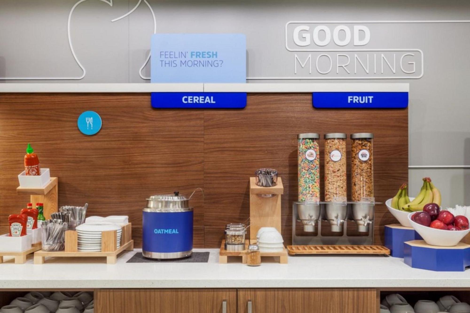Holiday Inn Express & Suites - Toronto Airport South By Ihg Esterno foto