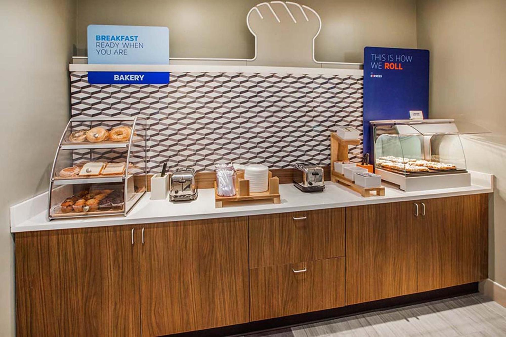 Holiday Inn Express & Suites - Toronto Airport South By Ihg Esterno foto