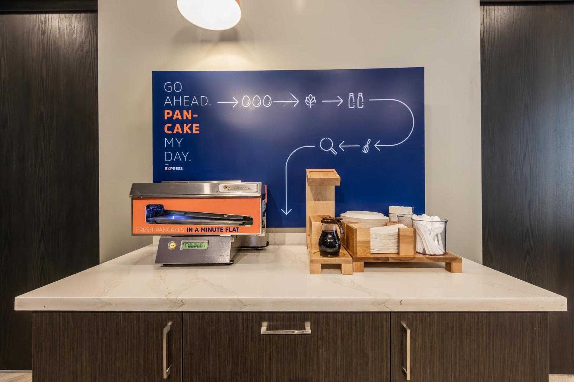 Holiday Inn Express & Suites - Toronto Airport South By Ihg Esterno foto