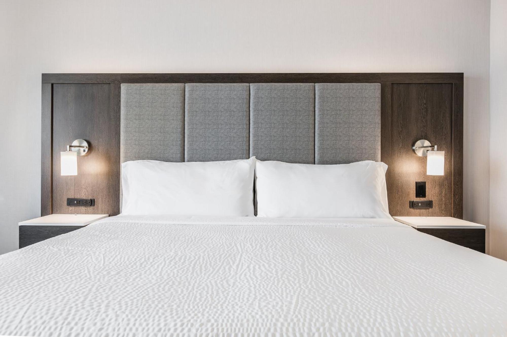 Holiday Inn Express & Suites - Toronto Airport South By Ihg Esterno foto