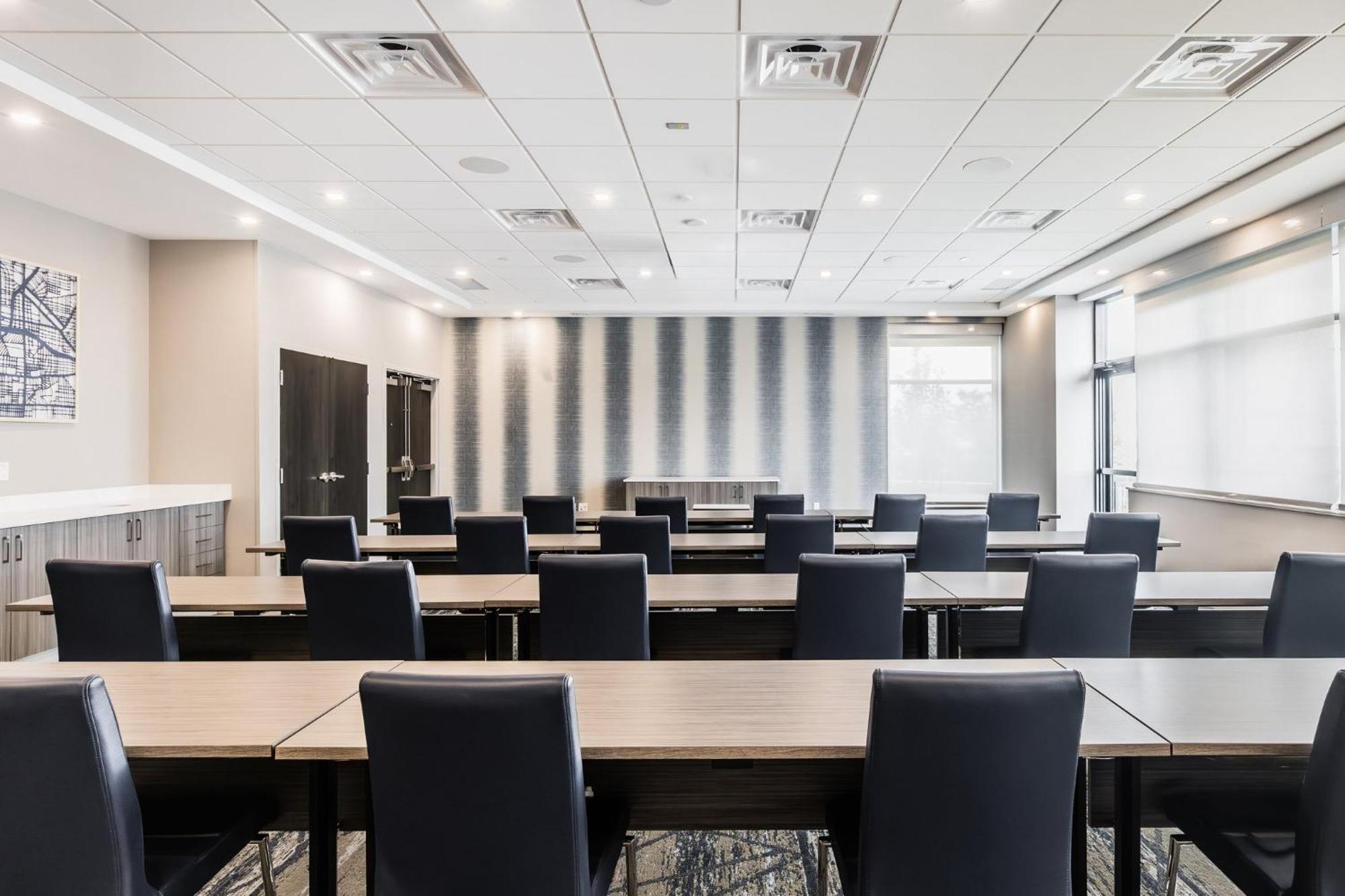 Holiday Inn Express & Suites - Toronto Airport South By Ihg Esterno foto