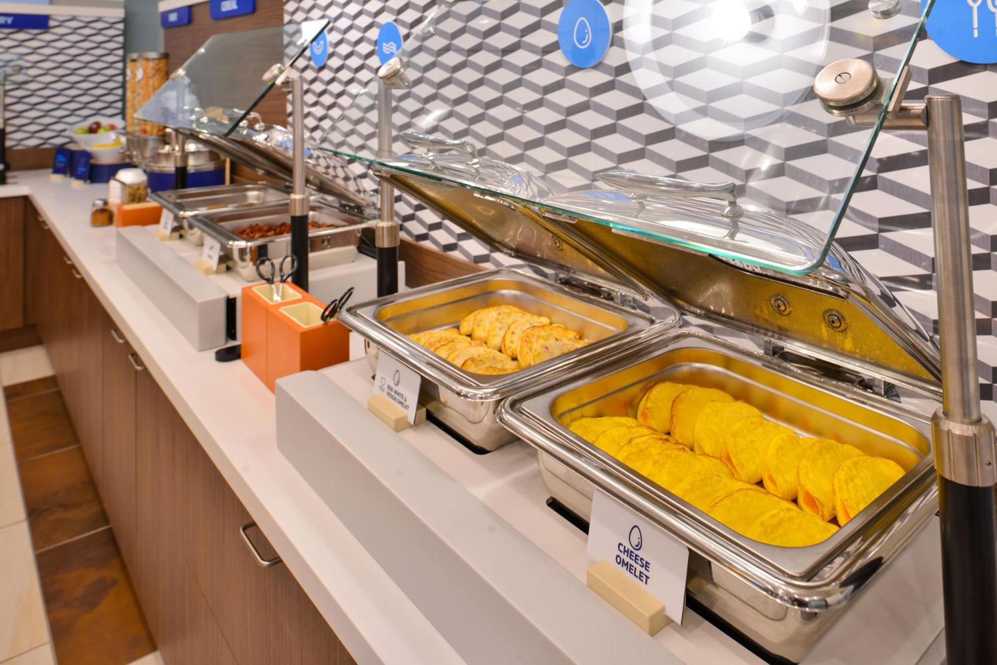 Holiday Inn Express & Suites - Toronto Airport South By Ihg Esterno foto